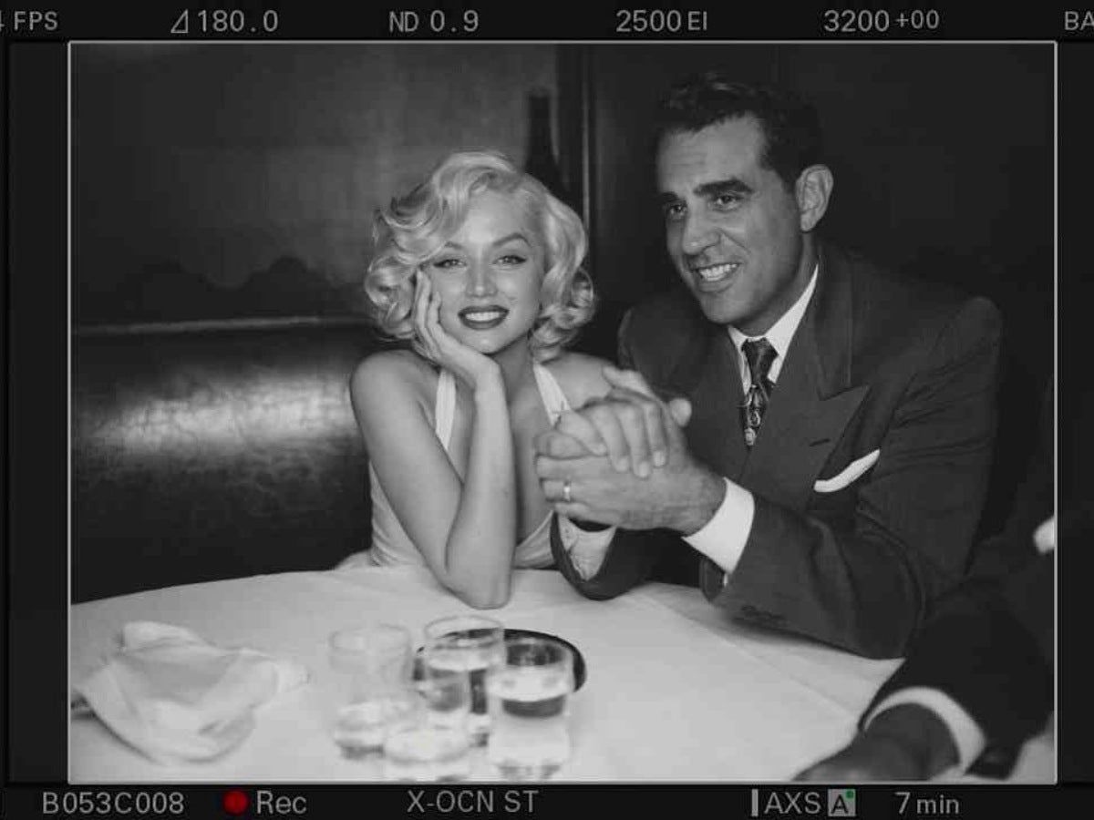 Ana de Armas y Bobby Cannavale, durante el rodaje de 'Blonde'