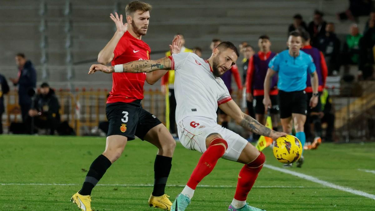 Toni Lato y Nemanja Gudelj disputando una pelota durante el Mallorca-Sevilla