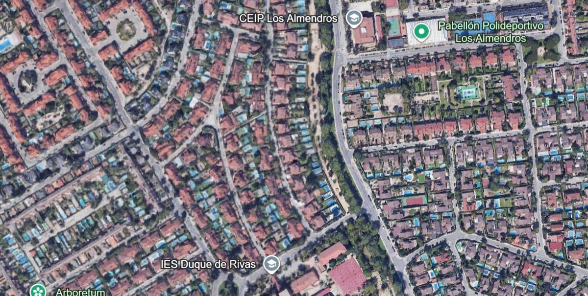 Vista tomada por Google Earth de una zona de Rivas repleta de chalés con piscina.