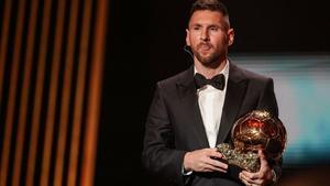 Leo Messi posa con el Balón de Oro.