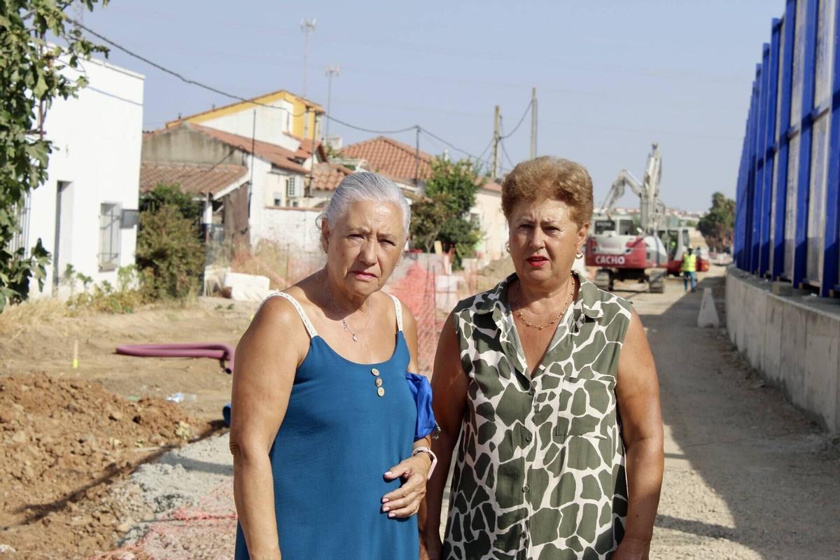 María del Carmen e Isabel, junto a sus viviendas y las obras de la carretera de Sevilla.