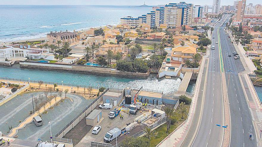 En primer término Estación de Bombeo de Aguas Residuales en La Manga