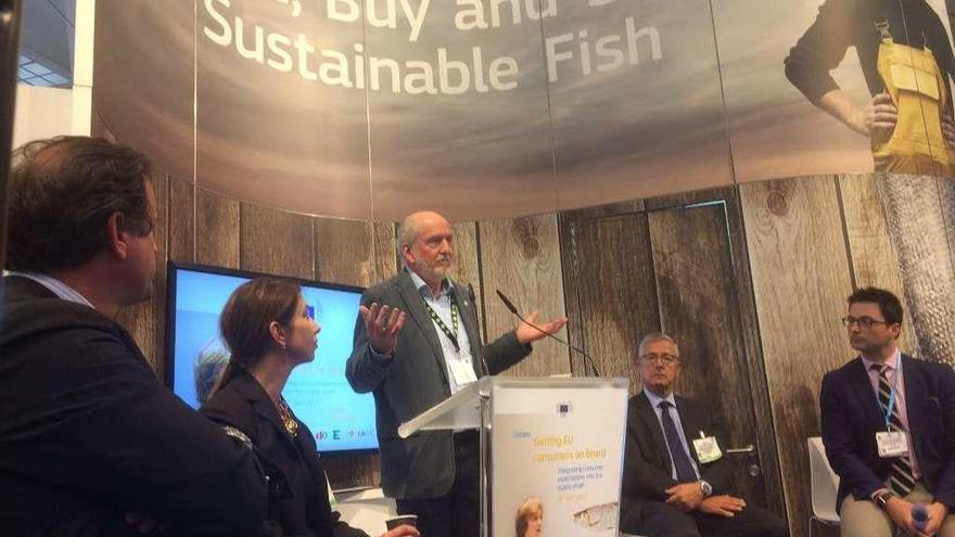 Las patronales Cepesca y Anfaco, con Joâo Aguiar  |  El director general de Asuntos Marítimos y Pesca de la Comisión Europea, Joâo Aguiar (en la foto el segundo por la derecha), también estuvo ayer con el secretario general de la patronal pesquera Cepesca, Javier Garat, en un evento en Bruselas sobre el consumo de pescado en Europa. En su intervención, Garat (primero por la izquierda) alertó de la necesita del sector de adecuarse comercialmente a los nuevos patrones de consumo que está perfilando la nueva estructura de núcleos familiares española. En el evento también participó la patronal conservera Anfaco.