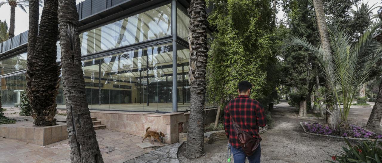 Estado actual que presenta el clásico restaurante del Parque Municipal tras dos años cerrado.