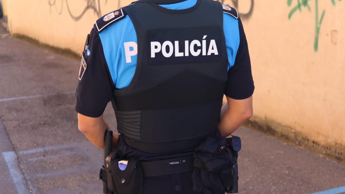 El nuevo chaleco antibalas para los agentes de la Policía Local de Benavente.