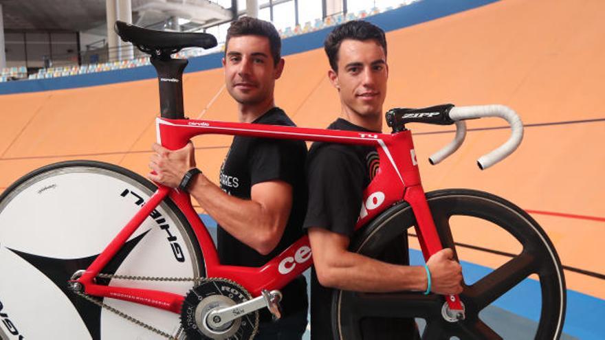 Sebastián Mora y Albert Torres, con una bicicleta de competición en el Lluís Puig