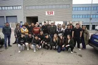 Les imatges de la protesta de les famílies que els seus fills estudien un cicle formatiu d’emergències mèdiques i els han prohibit fer pràctiques en ambulàncies