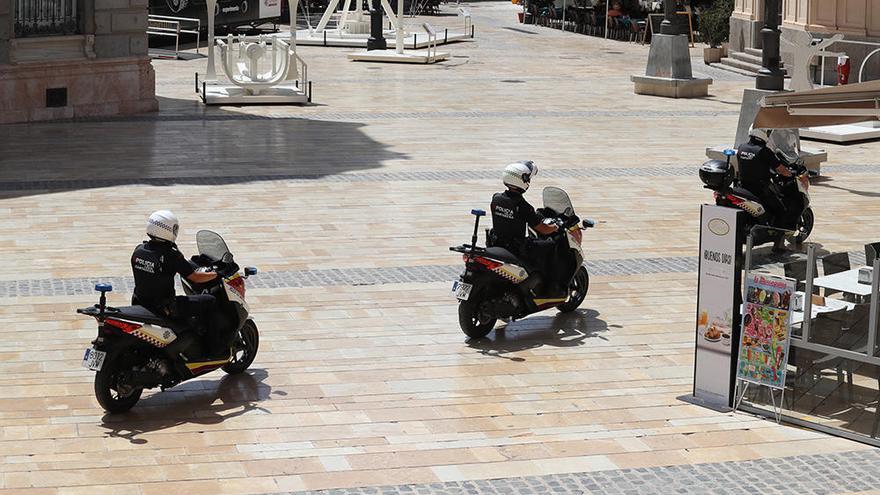Tres agentes patrullan en moto por las calles de la ciudad portuaria.