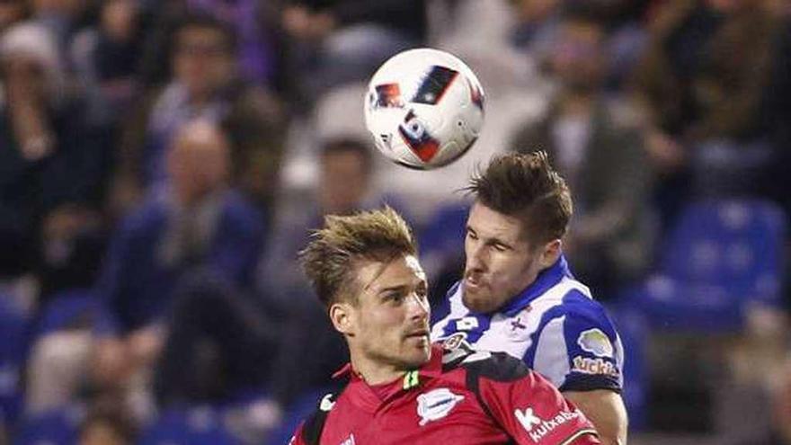 Christian Santos pugna en Riazor un balón aéreo a Albentosa.