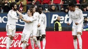Los jugadores del Madrid celebran uno de los goles ante Osasuna.
