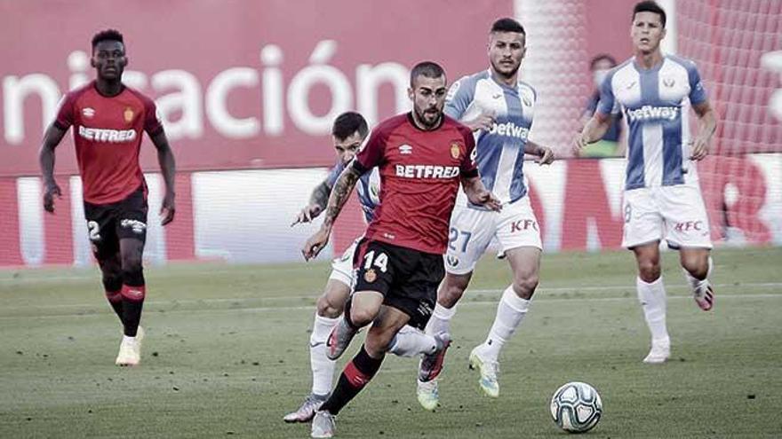 Dani Rodríguez conduce el balón en el encuentro de ayer ante el Leganés en el Visit Mallorca Estadi.