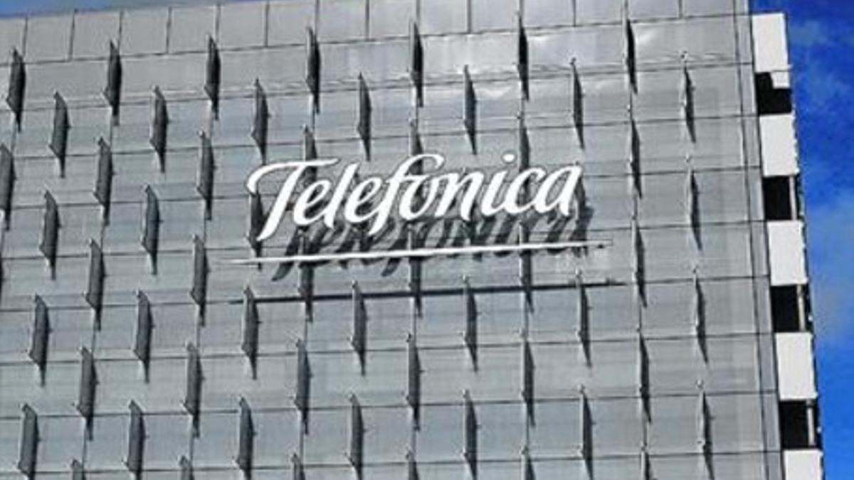 Imagen de la sede central de Telefónica en Madrid, con el logotipo.