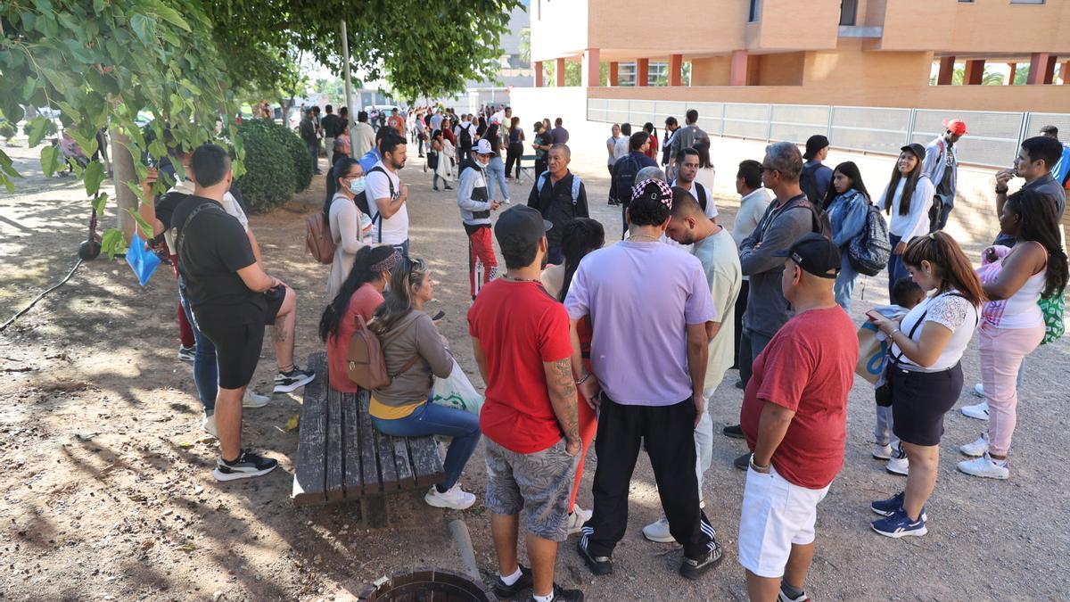 Colas en extranjería ante la Comisaría de Castellón para pedir cita para el asilo