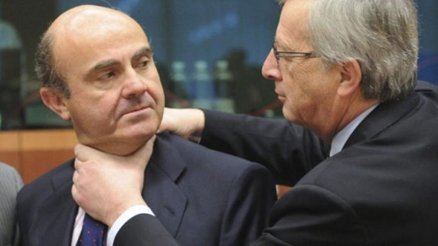 Peculiar recibimiento de Juncker a Luis De Guindos