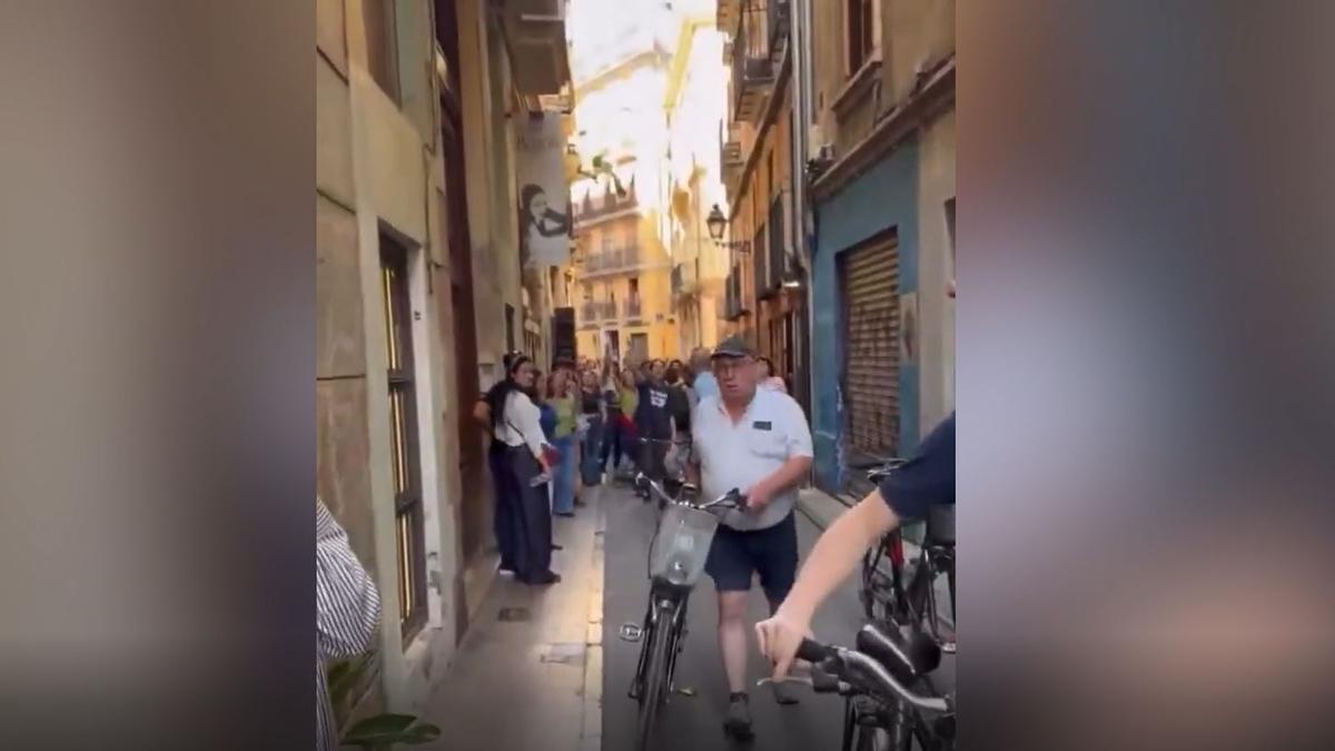 El choque entre turistas y vecinos en el centro de València agita las redes