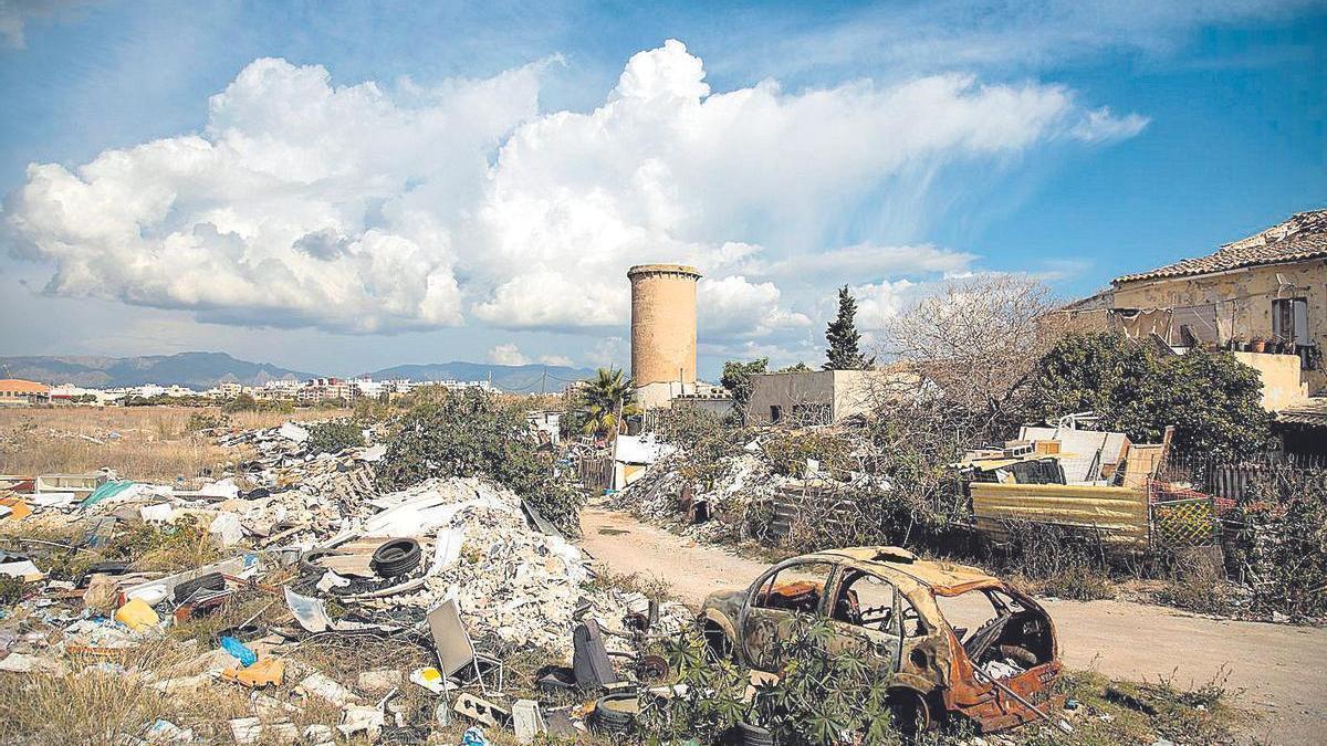 El vertedero fue clausurado y fueron detenidas seis personas por presunto delito medioambiental.