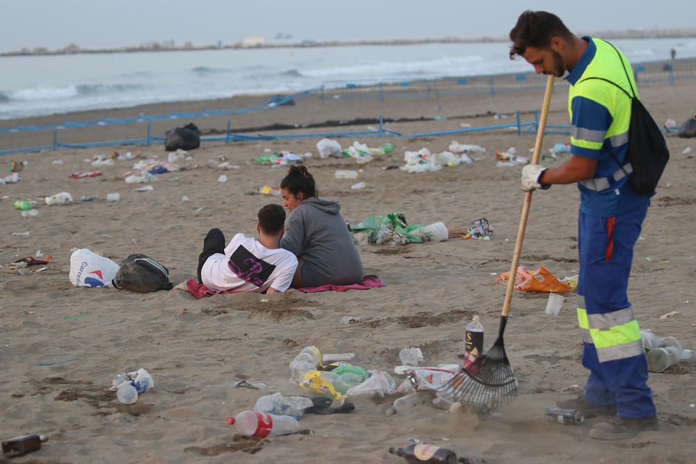 Así amanecen las playas malagueñas después de la noche de San Juan