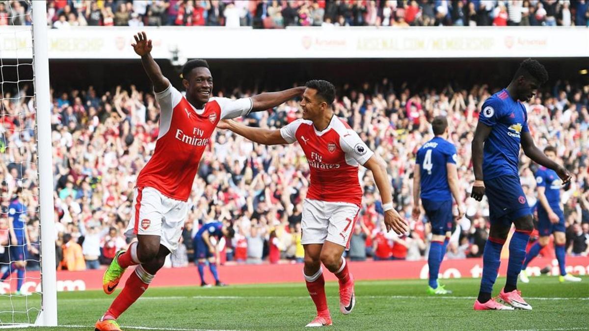 Welbeck celebra con Alexis el gol de la sentencia