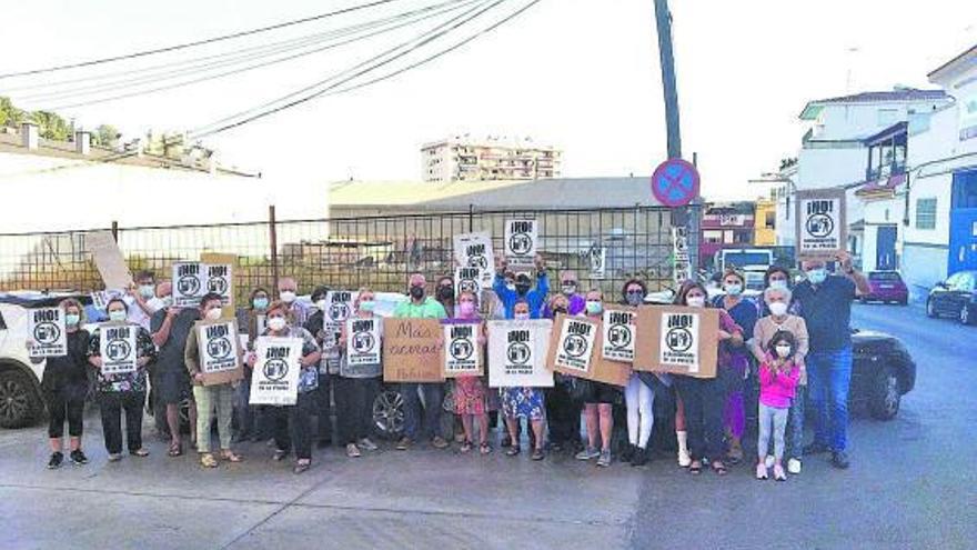 Concentración de los vecinos contra la instalación de una gasolinera en La Pelusa