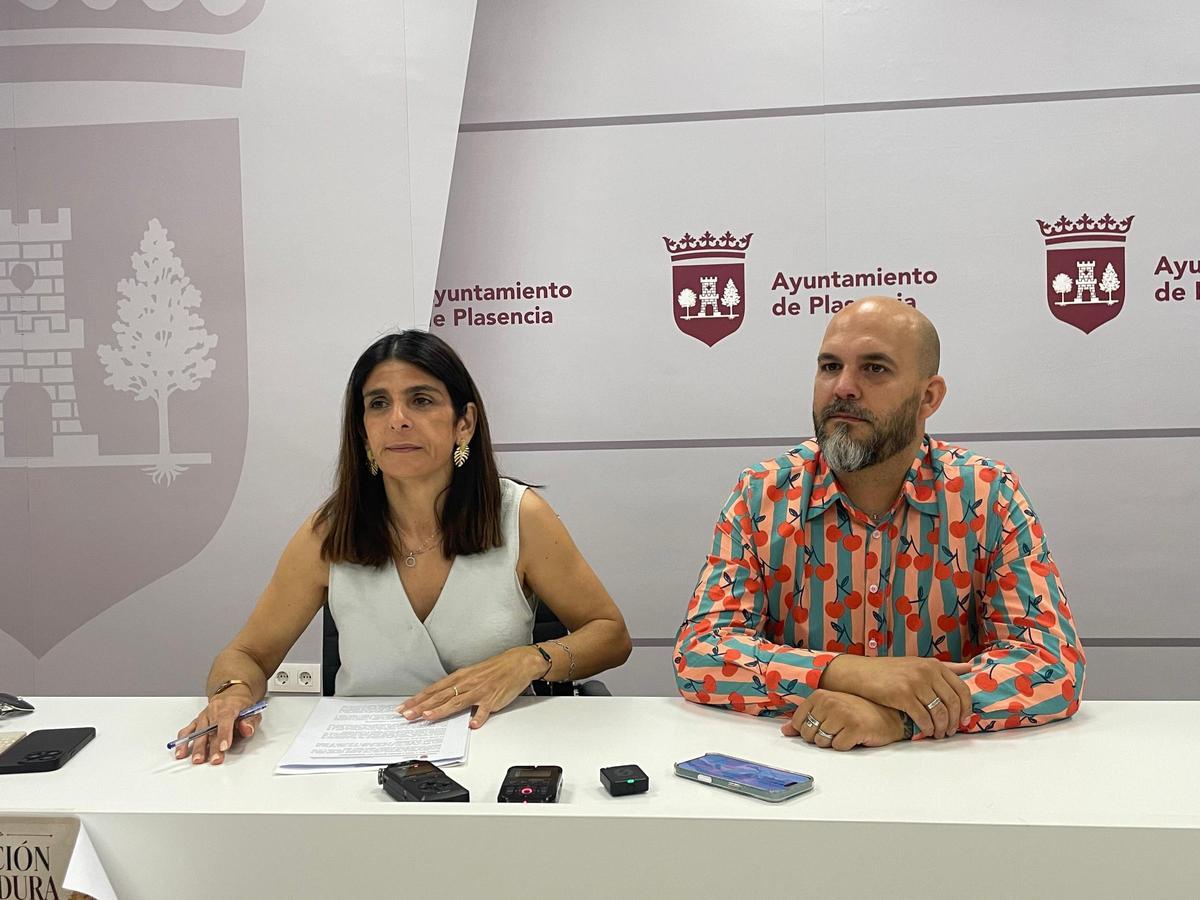 La edil de Plasencia y el diseñador, en la presentación de los concursos del Martes Mayor.