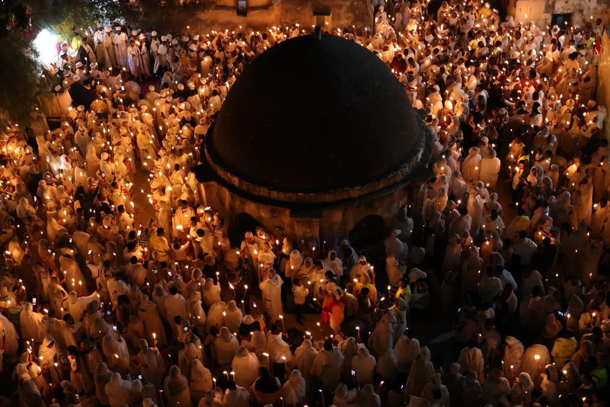 Cristianos ortodoxos celebran “Fuego Sagrado” en Jerusalén. eregrinos cristianos ortodoxos sostienen velas durante la ceremonia del Fuego Sagrado, un día antes de la Pascua ortodoxa, el sábado 15 de abril de 2023 en la Iglesia del Santo Sepulcro en la Ciudad Vieja de Jerusalén, donde muchos cristianos creen que Jesús fue crucificado y enterrado antes de resucitar.