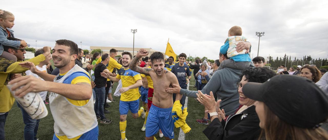 El Camallera celebra el títol de campió de Quarta Catalana a l&#039;última jornada a Vilamalla