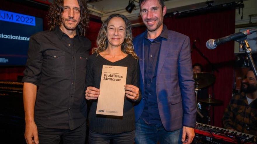 La presidenta de ProMúsics Mallorca, Isis Montero Expósito, recogió el premio al asociacionismo otorgado a su entidad.