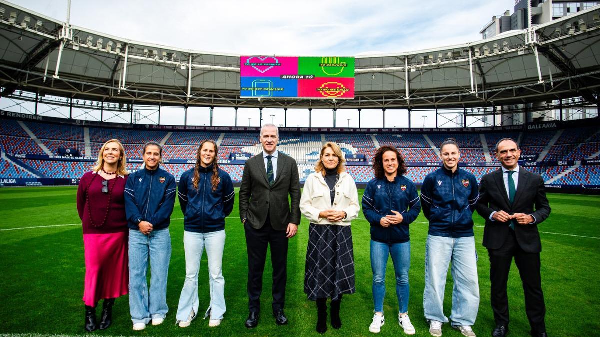 Pablo Sánchez con la consellera Camaero y jugadoras del Levante UD