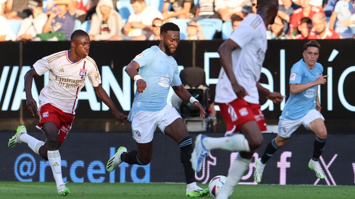 Bamba corre con el balón durante el partido ante el Olympique de Lyon.