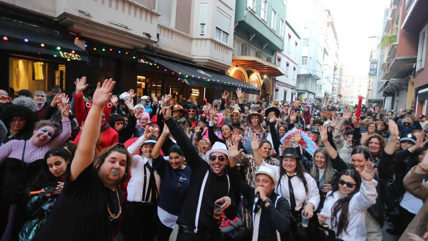 Entroido A Coruña 2024 | Fiesta choqueira en la calle de la Torre