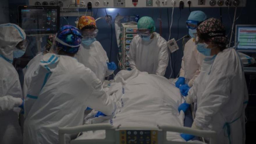Personal sanitari atén un pacient a l&#039;UCI d&#039;un hospital de Barcelona