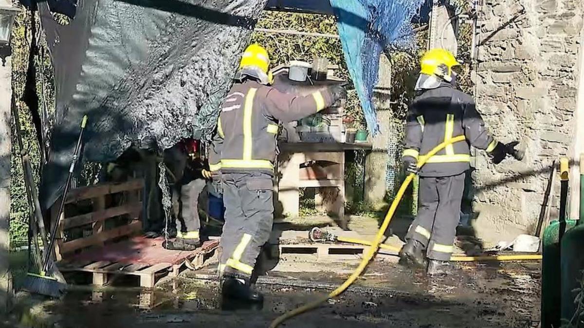 Bomberos ayer en la extinción del fuego en Oza-Cesuras.   | // CRTVG