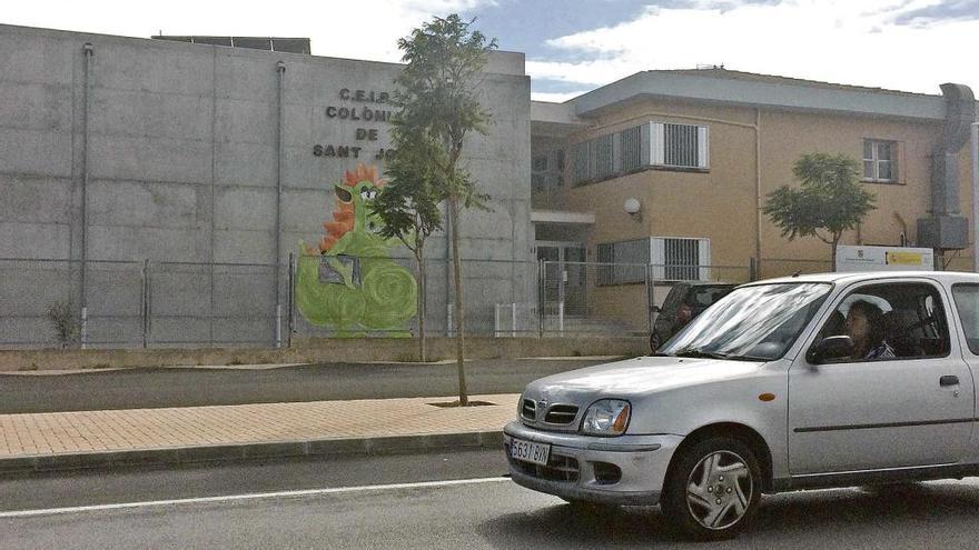 Aspecto del controvertido aparcamiento de la escuela pública de la Colònia de Sant Jordi.