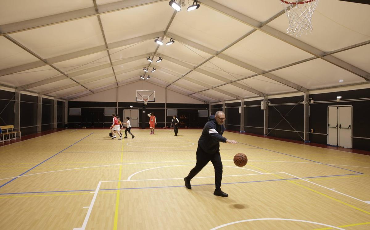 Integrantes del Gijón Basket, durante un entrenamiento en la nueva carpa deportiva de El Llano. | JUAN PLAZA