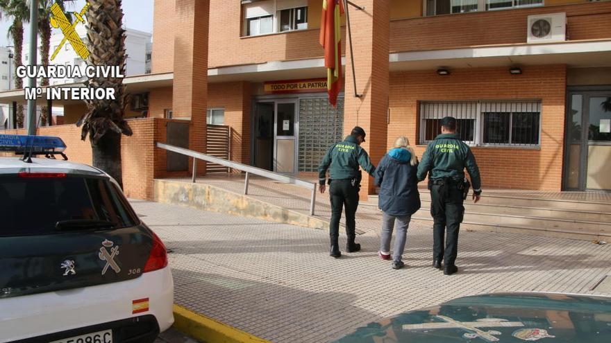 Agentes de Carlet trasladan a la detenida.