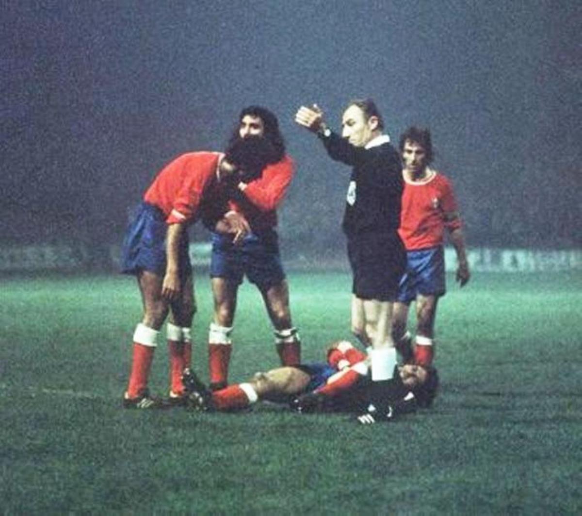 Dogan Babacan, el árbitro que dirigió la ‘Batalla de Glasgow’, durante un lance del partido entre Celtic y Atlético en 1974..