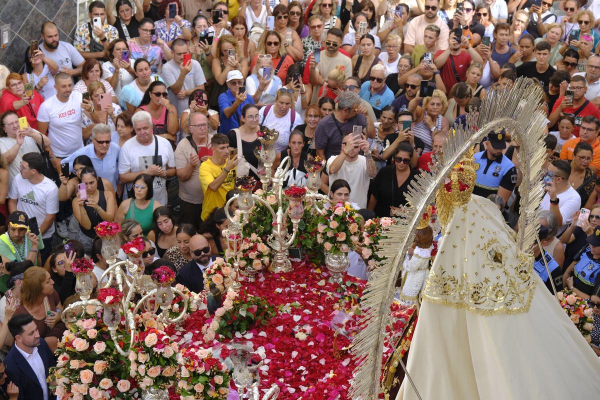 Procesión terrestre de la Virgen del Carmen.