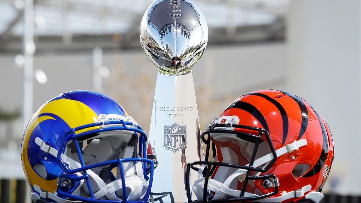 Los cascos de Rams y Bengals, junto al trofeo Vince Lombardi