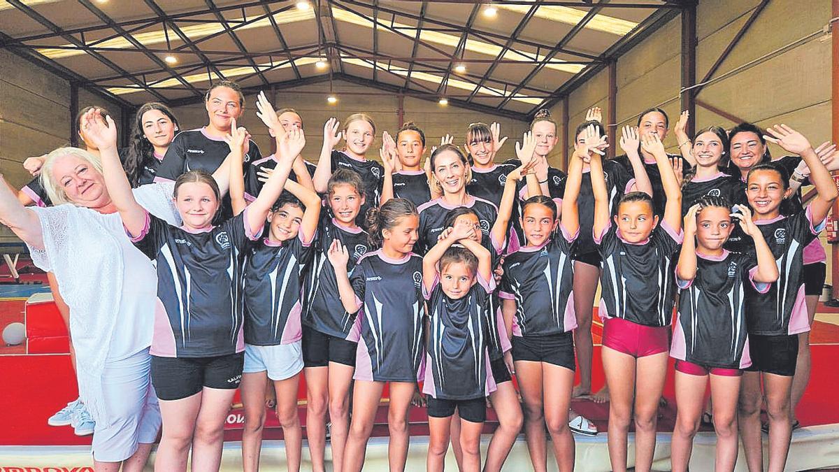 La alcaldesa, Araceli de Moya, junto a las gimnastas locales y la campeona María Olaru, en la nave.