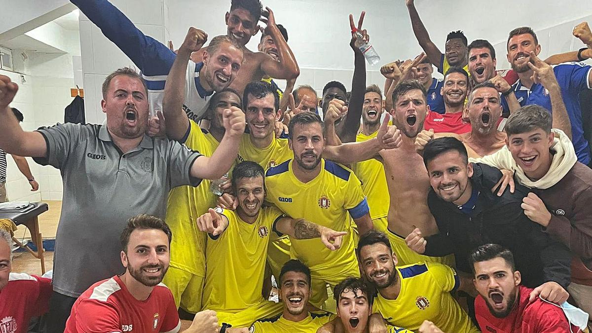 La plantilla del Lorca Deportiva celebrando el triunfo. | LORCA DEPORTIVA