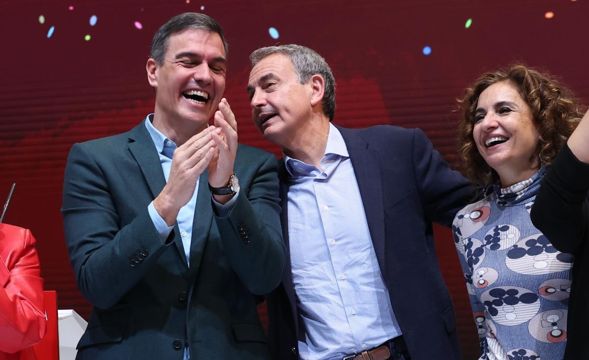 Pedro Sánchez junto al expresidente José Luis Rodríguez Zapatero y la líder del PSOE andaluz, María Jesús Montero.