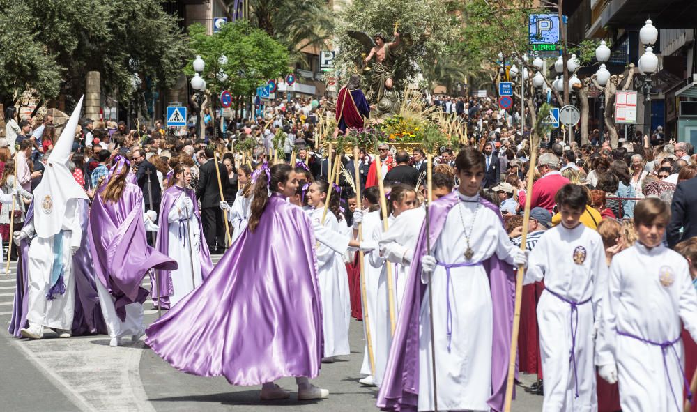 Las calles de Alicante se llenan de fieles en las procesiones del Domingo de Ramos