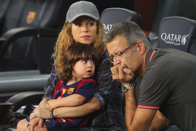 Shakira junto a Joan Piqué y uno de sus hijos