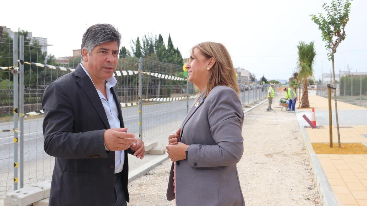 Rafael Llamas y Ana López visitan la Avenida de Málaga, durante las obras PFEA del pasado año.
