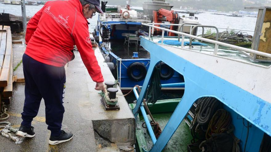 Un bateeiro muestra la piedra que la borrasca arrancó del muelle.