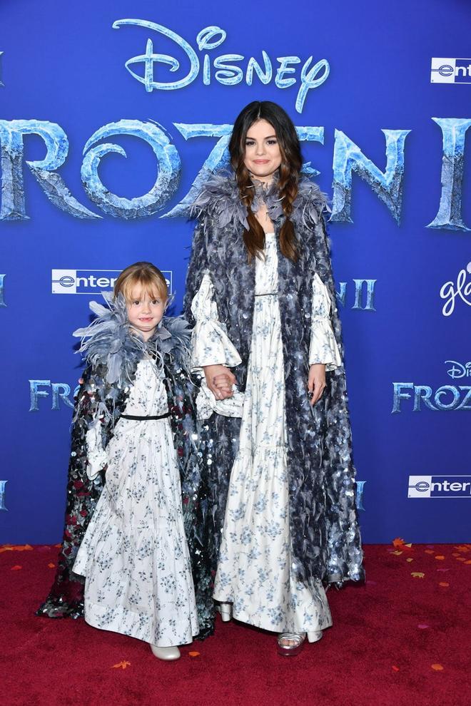 Selena Gomez en el estreno de 'Frozen 2' junto a su hermana pequeña y con joyas de Pandora.