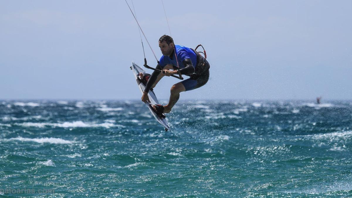 Hugo Miravalles, en un vuelo de kitesurf.