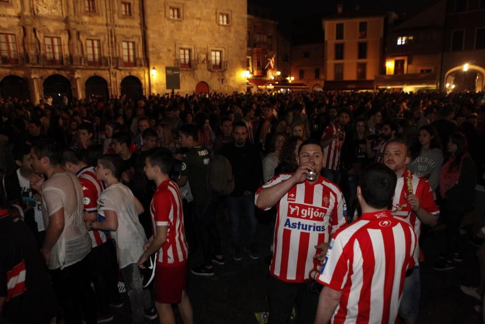 Celebración rojiblanca en la plaza del Marqués