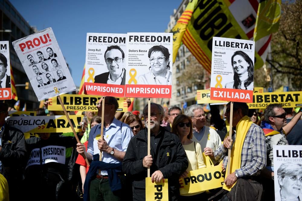 Miles de personas exigen la libertad de los presos independentistas en Barcelona