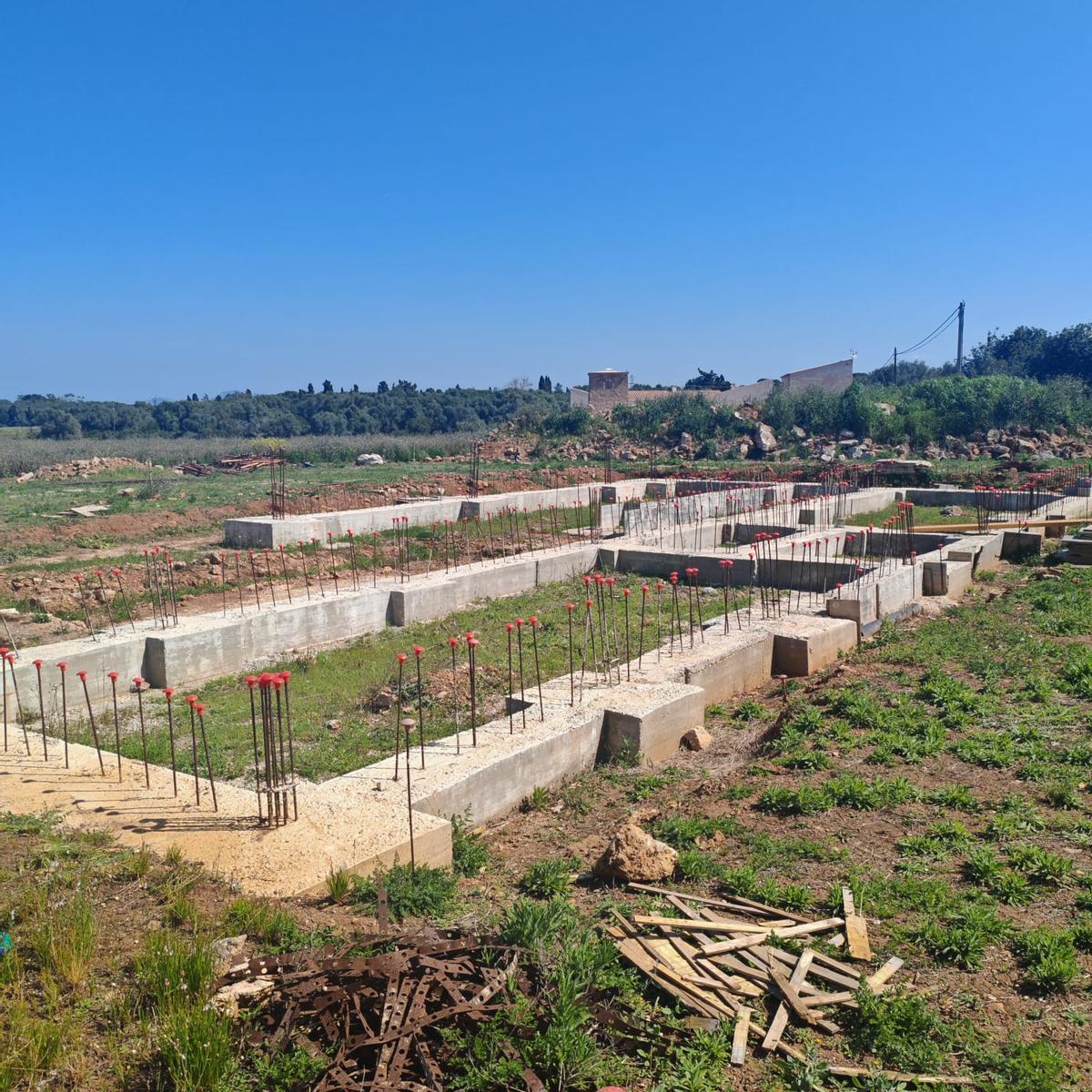Solar a las afueras de Muro cuyas obras se abandonaron en el verano de 2022.